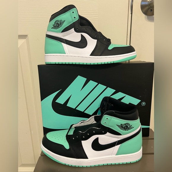 AIR JORDAN 1 RETRO HIGH OG 'GREEN GLOW' - Picture 1 of 9